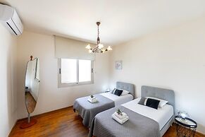 Mackenzie Eftyhia Beachfront Suite
