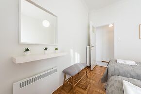 Cozy and Fresh 2bdrm apt Close to Metro