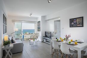 Mackenzie Zoe Seafront Suite