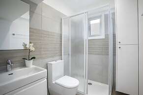 Mackenzie Zoe Seafront Suite