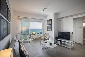 Mackenzie Zoe Seafront Suite