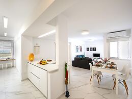 Mackenzie Leo Seafront Suite