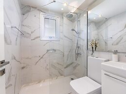 Mackenzie Leo Seafront Suite