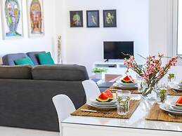 Mackenzie Leo Seafront Suite