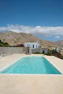 An Amazing Stone Villa-a in Serifos w Shared Pool