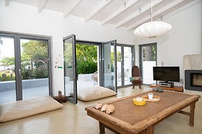 Beach Villa Next To The Waves