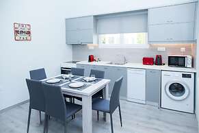 Sunny and Minimal apt in Glyfada With 3 Bdrm