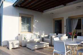 Carob Tree Villa in Latsi