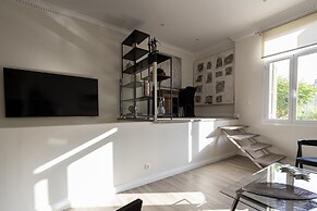 Ancient Athens Great Apt Home Office w Acropolis View