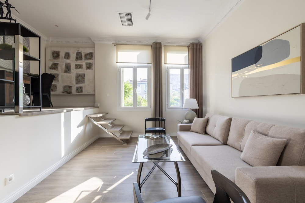 Ancient Athens Great Apt Home Office w Acropolis View