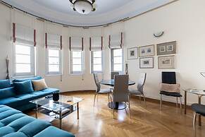 Ideal 4 bdr Apartment in Plaka for 10
