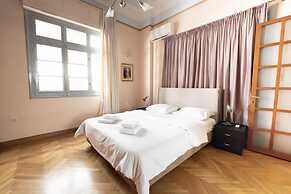 Ideal 4 bdr Apartment in Plaka for 10