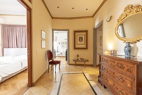 Ideal 4 bdr Apartment in Plaka for 10