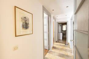 Ideal 4 bdr Apartment in Plaka for 10