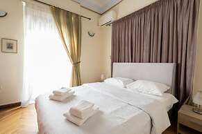 Ideal 4 bdr Apartment in Plaka for 10