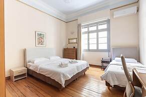 Ideal 4 bdr Apartment in Plaka for 10