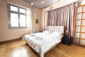 Ideal 4 bdr Apartment in Plaka for 10