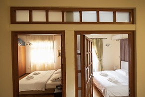 Ideal 4 bdr Apartment in Plaka for 10