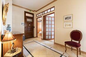 Ideal 4 bdr Apartment in Plaka for 10