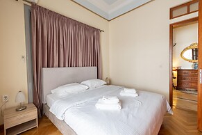 Ideal 4 bdr Apartment in Plaka for 10