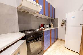 Ideal 4 bdr Apartment in Plaka for 10