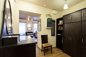 Psyri Neoclassical House w Yard - Free Parking