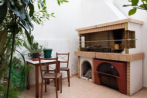 Psyri Neoclassical House w Yard - Free Parking