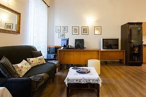 Psyri Neoclassical House w Yard - Free Parking