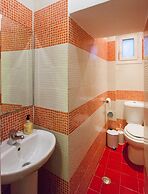 Psyri Neoclassical House w Yard - Free Parking