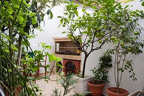 Psyri Neoclassical House w Yard - Free Parking