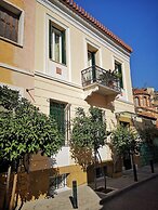 Psyri Neoclassical House w Yard - Free Parking