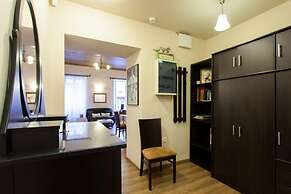 Psyri Neoclassical House w Yard - Free Parking