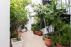 Psyri Neoclassical House w Yard - Free Parking