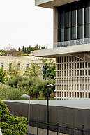 Spacious High-ceiling 2BR by Acropolis Museum