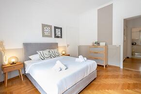 Spacious High-ceiling 2BR by Acropolis Museum