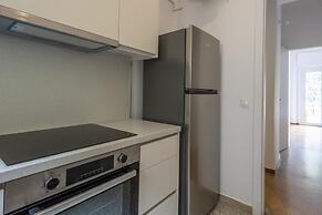 Spacious High-ceiling 2BR by Acropolis Museum
