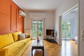 Spacious High-ceiling 2BR by Acropolis Museum