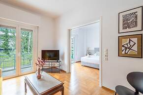 Spacious High-ceiling 2BR by Acropolis Museum
