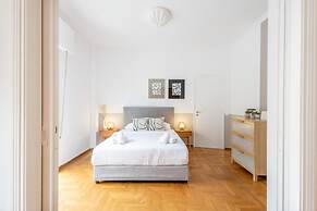 Spacious High-ceiling 2BR by Acropolis Museum