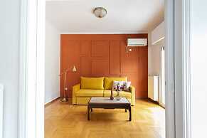 Spacious High-ceiling 2BR by Acropolis Museum