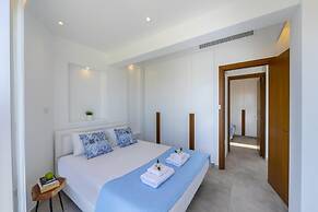 Mackenzie Castella Beachfront Suite