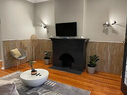 Contemporary 2 bed in Suburbs - 2081