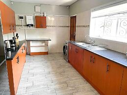 Chic Modern House on Neasden - 2085