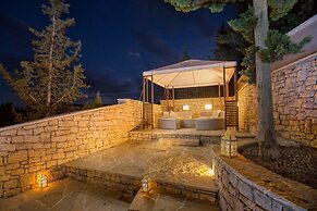 Danai Villa - Charming Escape With Oceanside Views