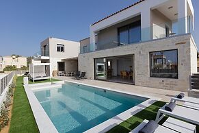 Dodici Luxury Villa - With Heated Pool