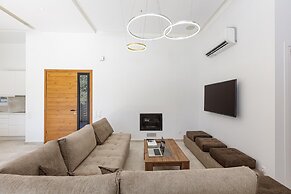 Mandana Villa - With Heated Pool Jacuzzi