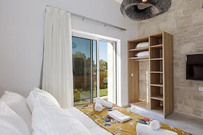 Mandana Villa - With Heated Pool Jacuzzi