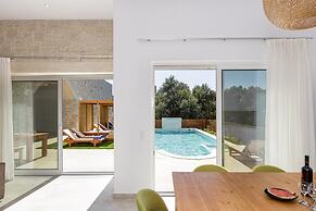Mandana Villa - With Heated Pool Jacuzzi