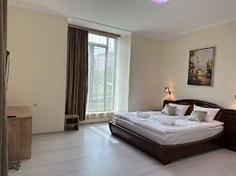 Hotel X