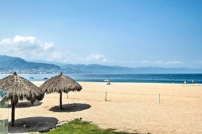 Beachfront Resort Condo w/ Wraparound Balcony!